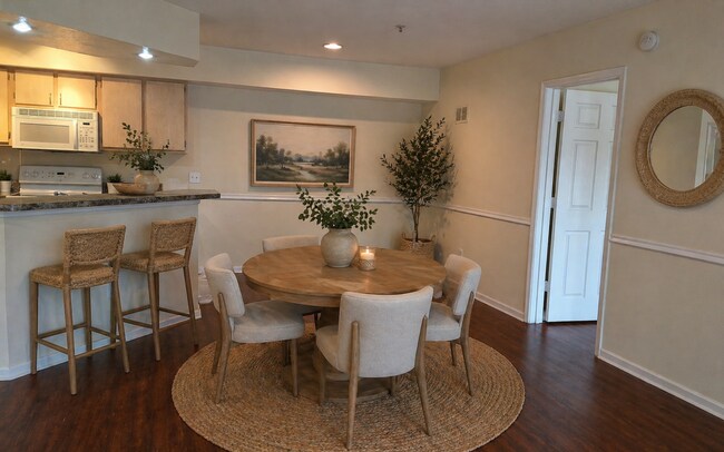 Building Photo - Gorgeous 2/2 Wood Floors Condo For Rent @ The Crest close to UCF and Valencia.
