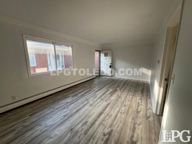 Building Photo - 648 Eleanor Ave