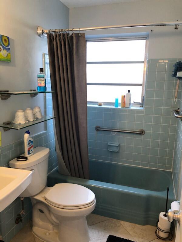 Building Photo - 2161 NE 51st Ct