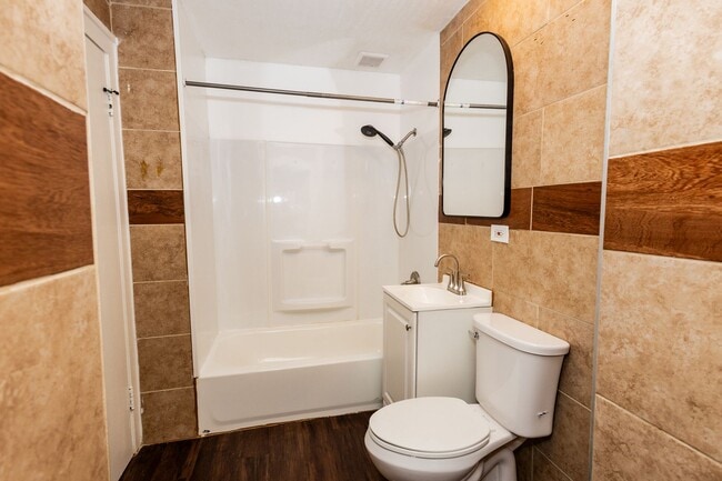 Building Photo - 1561 E 204th St