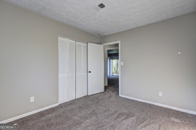 Building Photo - 288 Country Club Dr