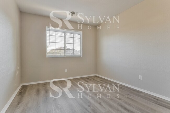 Building Photo - Comfortable living in this 4BR 3BA