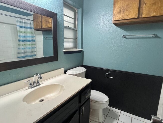 Building Photo - Charming 3 Bed 2 Bath!!