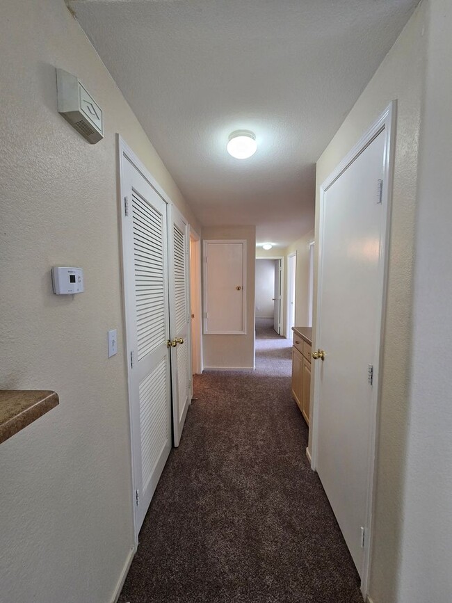 Building Photo - A Charming 3 Bedroom upstairs unit in NW L...