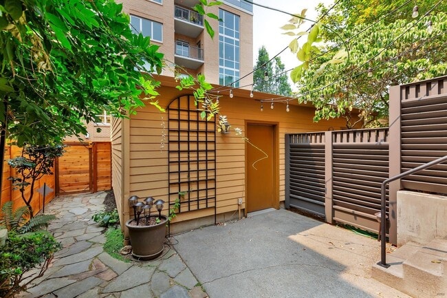 Building Photo - Stunning Townhome Style in NE Portland Lloyd Center District