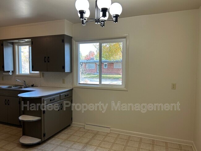 Building Photo - 1835 Broadmoor Dr