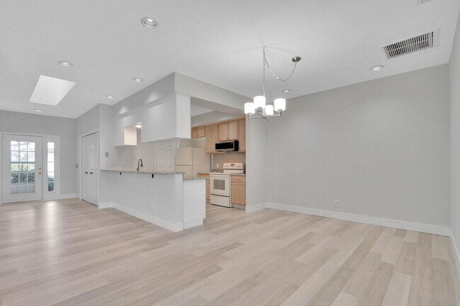 Building Photo - 7340 Pine Creek Way