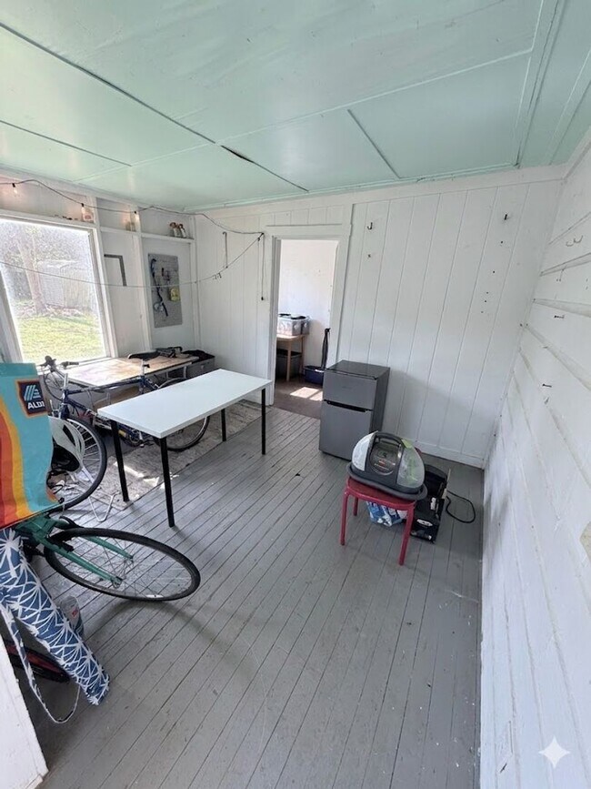 Building Photo - Two Bedroom Normaltown Home