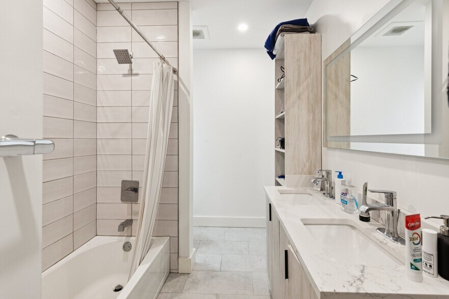 Building Photo - 3849 Lancaster Ave