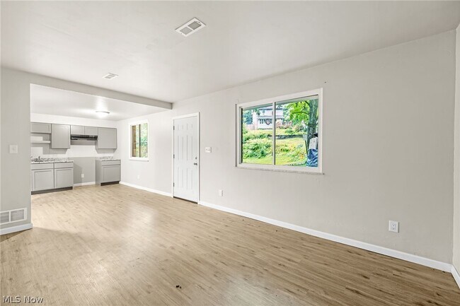 Building Photo - 167 N Seiberling St