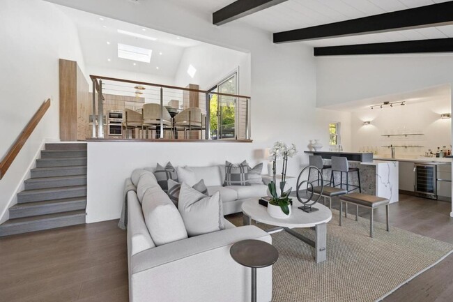 Building Photo - 6 Friars Ln