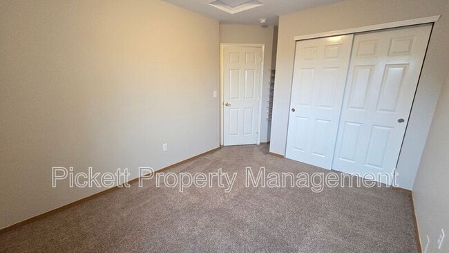 Building Photo - 1010 NW Poppy Ct