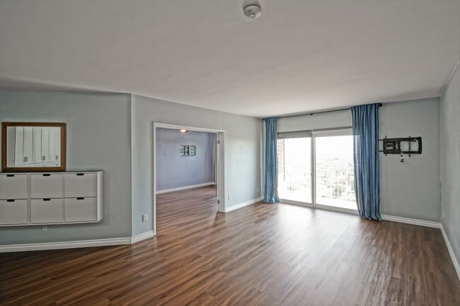 Building Photo - Bright & Spacious, Top-Floor 3BR3BA Condo ...
