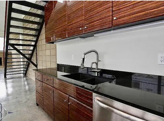 Building Photo - Beautiful home located just off of Cherry ...