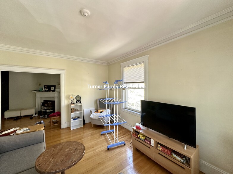 Building Photo - 8A Forest St