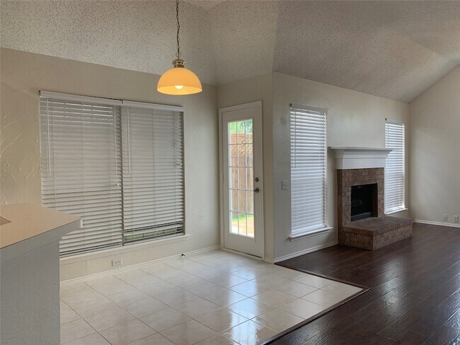 Building Photo - 4725 Park Bend Dr