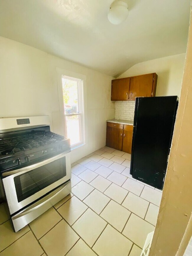 Building Photo - 1237 E Walnut St