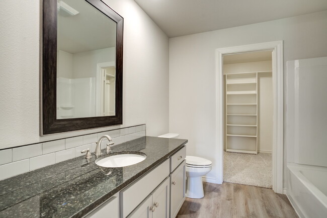 Building Photo - MOVE N SPECIAL Recently built luxury townh...