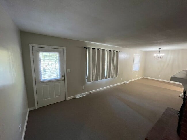 Building Photo - Charming 3-bedroom 1.5-bathroom brick home