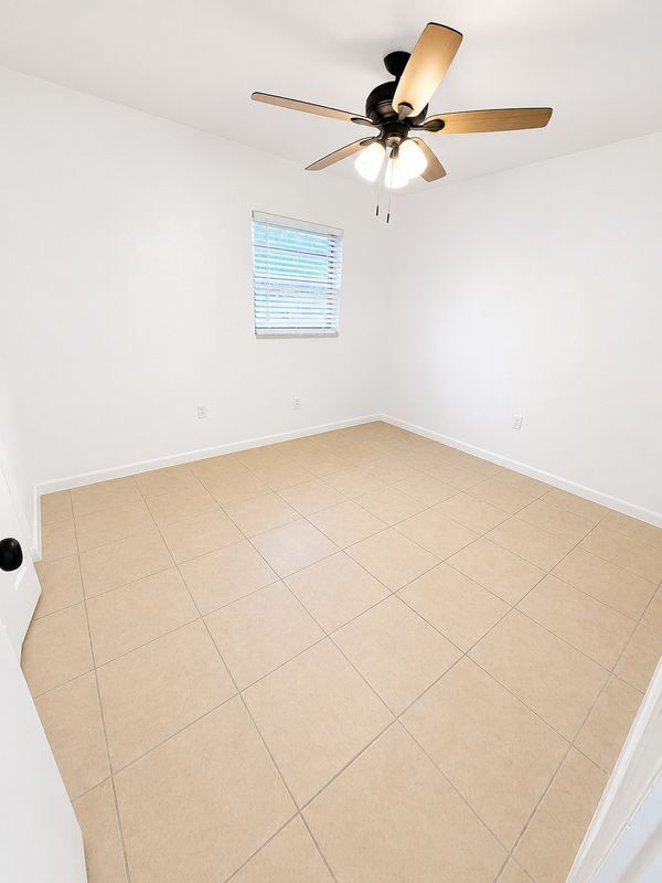 Building Photo - 1712-1712 NE 71ST PLACE