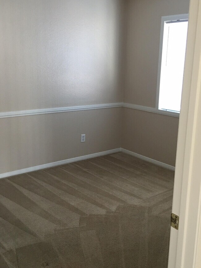 Building Photo - LARGE HOME WITH POOL! LOCATED CLOSE TO HWY...