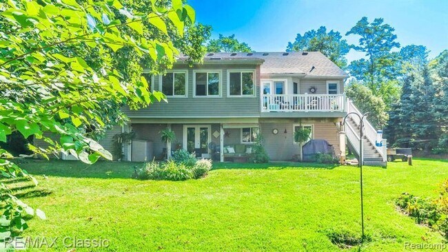 Building Photo - AVAILABLE - Waterfront Home!