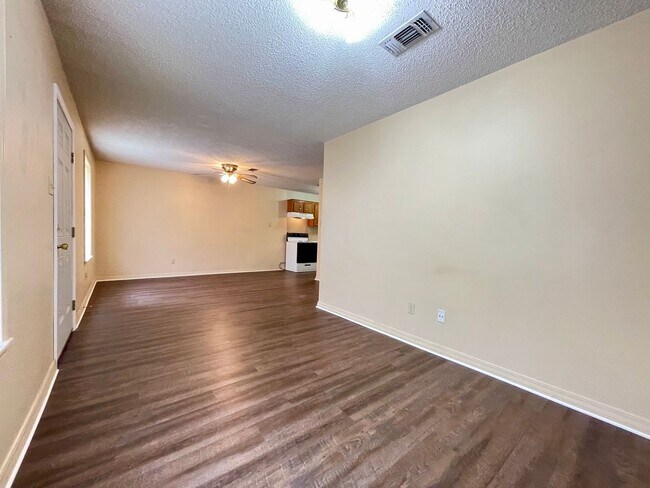 Building Photo - 402 W Florida Ave