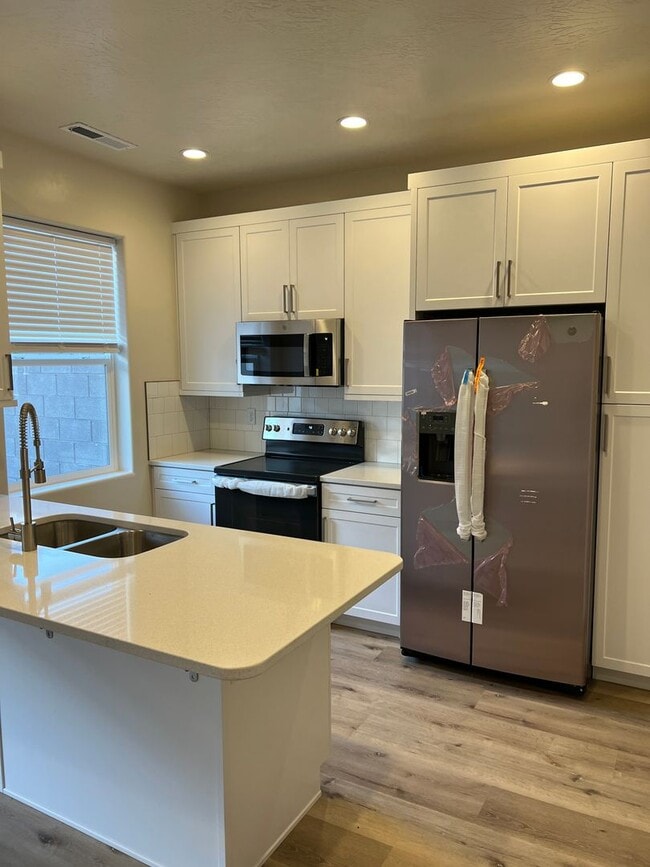 Building Photo - 3 Bedroom 2.5 Bathroom Townhome in Washington!