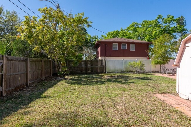 Building Photo - 3/2 Ranch with great outdoor space