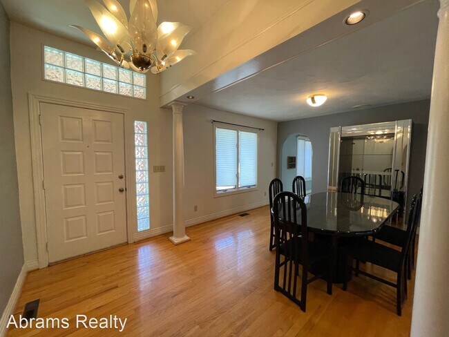 Building Photo - 4 br, 2.5 bath House - 725 Dickens Pl