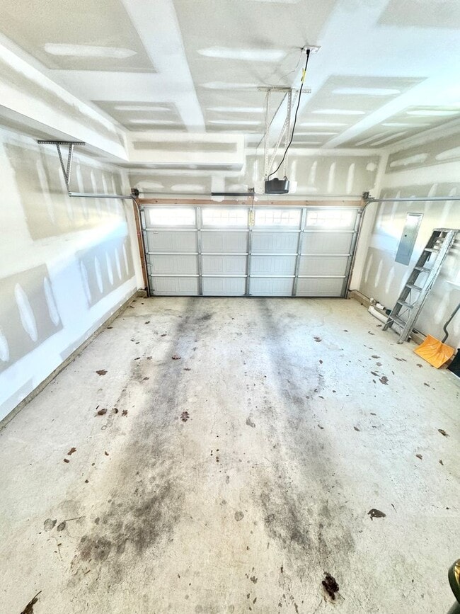 Building Photo - THREE BEDROOM TOWNHOME- PARKLAND SCHOOLS!