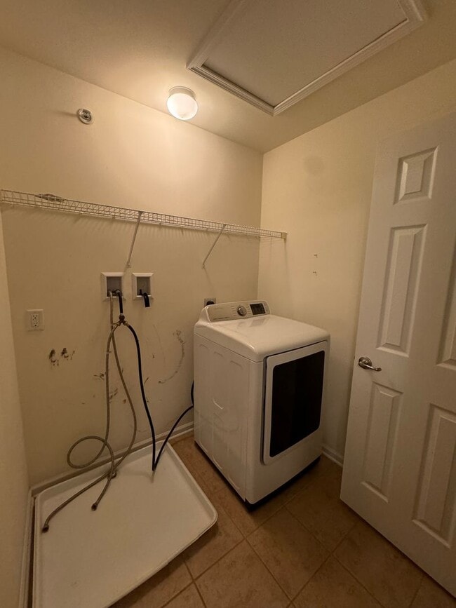 Building Photo - Beautiful 3 Bedroom town-home in Haymaker Pointe