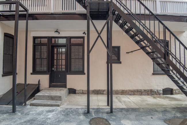 Building Photo - 323 N Mulberry St