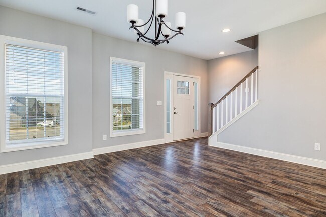 Building Photo - Maryville 37801 - 4 bedroom, 2.5 bath home...