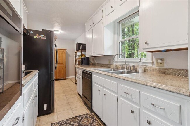 Building Photo - 3925 Chicamauga Dr