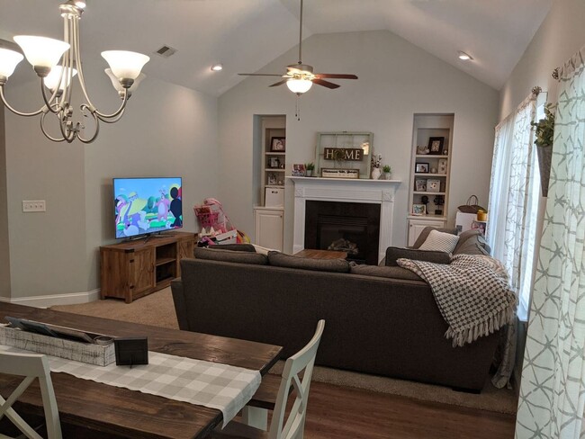 Building Photo - Available August 15th!!! $2200 a month!!!