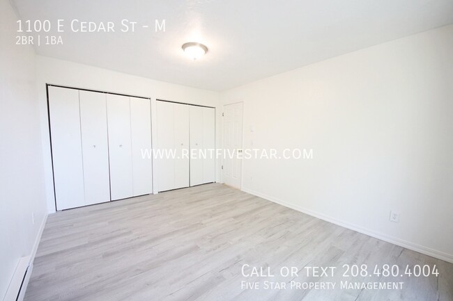 Building Photo - Upstairs Apartment In Central Location! Vi...