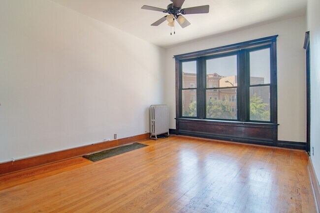 Building Photo - 3307 N Clark St