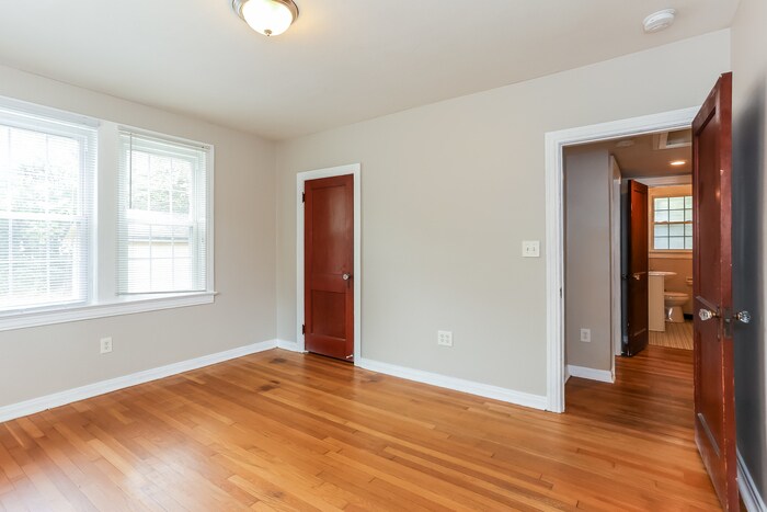 Building Photo - 487 W 67th St