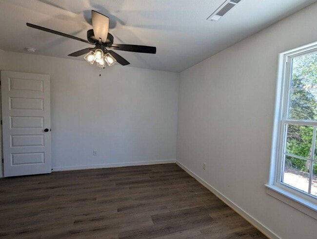 Building Photo - 990 N Crater Ave