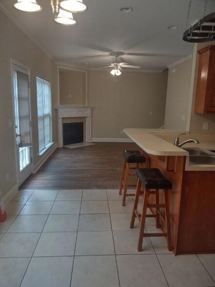 Building Photo - 2919 Aylesbury Dr