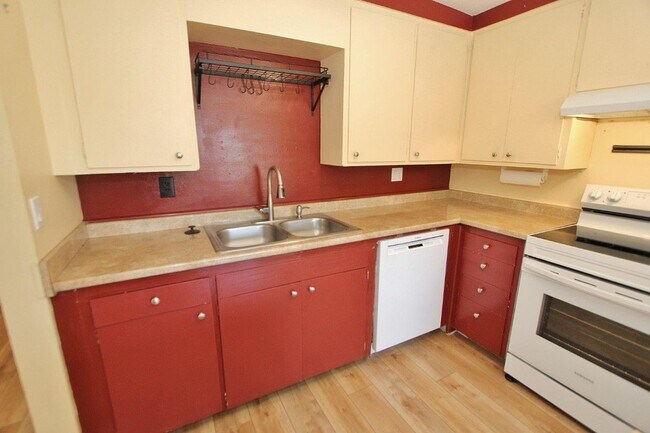 Building Photo - Charming Single-Level Home on Cul-de-sac