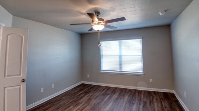 Building Photo - 610 Hollyhock Dr