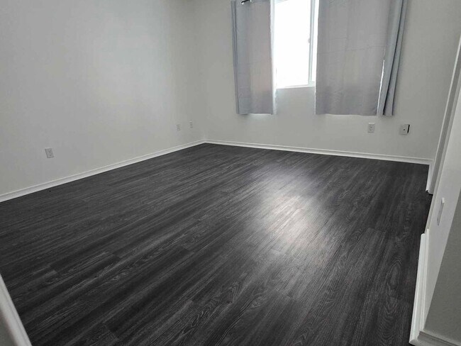 Building Photo - 3807 Easthaven Ave