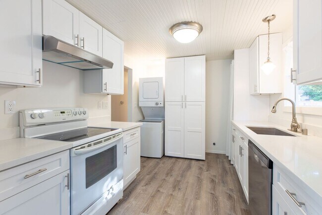 Building Photo - 8024 Florida Dr