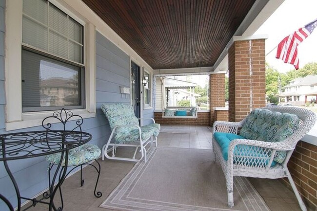 Building Photo - Great Location Steps From Main Street in Speedway!