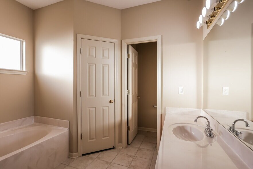 Building Photo - 1129 Red Fern Cir E