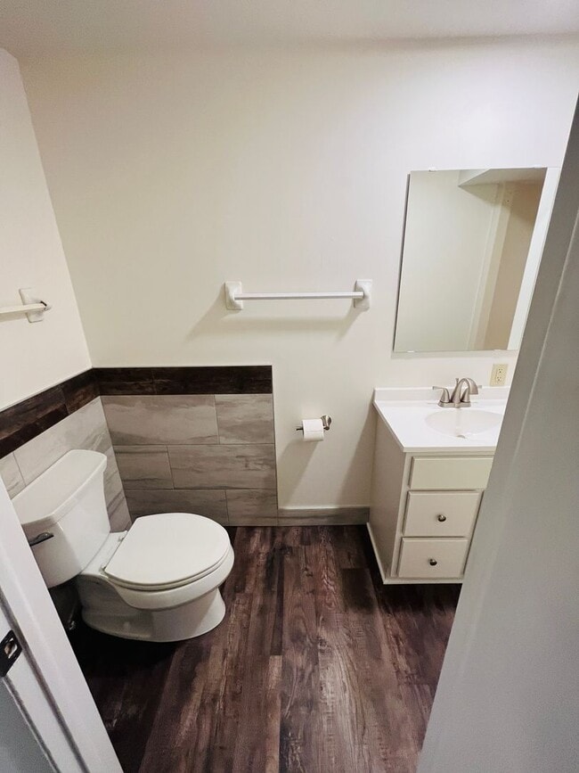 Building Photo - Beautifully Updated Duplex