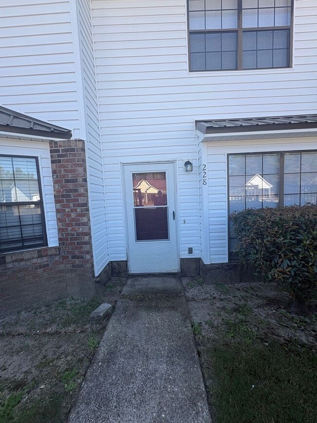 Building Photo - Daleville!   Close to the FT.  Rucker Gate!!!    LVP DOWNSTAIRS