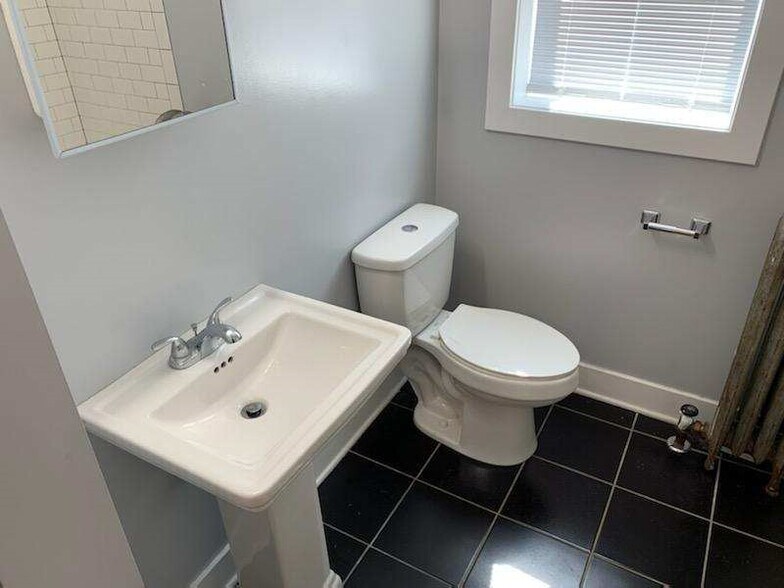 Building Photo - 7506 S Vernon Ave